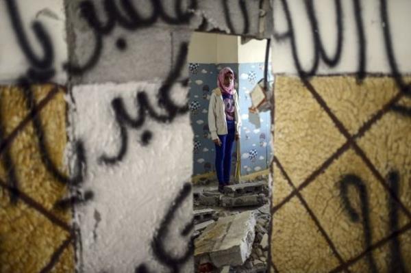 srail gvenlik gleri, Kuds'te tramvay durandaki yolculara arpmasnn ardndan vurularak ldrlen Abdurrahman e-eludi'nin evini ykt. E-eludi'nin 14 yandaki kz kardei Nibraz, ykntlar arasnda evin haline bakt. 19.11.2014