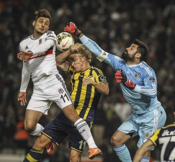 Spor Toto Sper Lig'de Beikta ile Fenerbahe takmlar Atatrk Olimpiyat Stadyumu'nda kar karya geldi. Bir pozisyonda Beiktal Mustafa Pektemek (solda), rakipleri Dirk Kuyt (ortada) ve Volkan Demirel (sada) ile mcadele etti. 2.11.2014