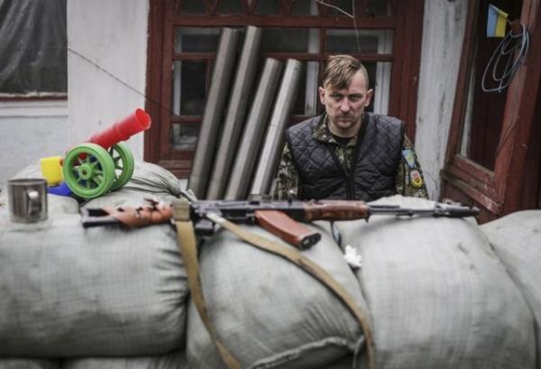 Ukrayna'da doudaki en youn silahl atmalarn devam ettii Donetsk havaalan yaknnda bulunan Peski kasabasnda evlerini terk edemeyen vatandalar, olas top saldrlarna kar can gvenlii endiesinden dolay bodrumlarda geceliyor. 19.11.2014