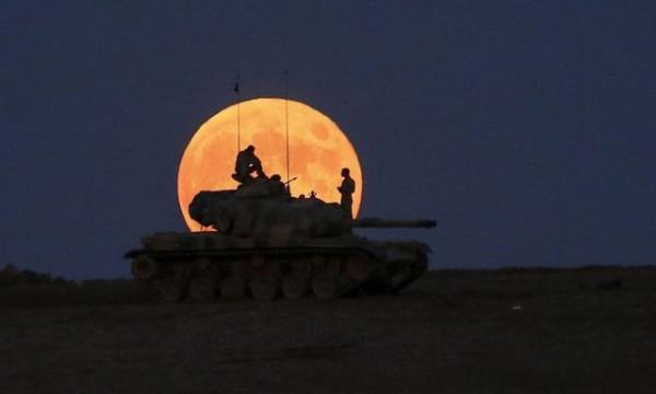 ID terr rgt ile baz Krt gruplar arasndaki atmalar Kobani kent merkezinde younlat. atma sesleri anlurfa'nn Suru ilesindeki snr hattndan duyulurken, TSK snra hakim tepelere tank ve zrhl ara yerletirdi. 8.10.2014