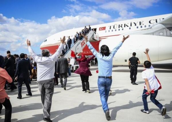 Babakan Ahmet Davutolu, Irak'ta serbest braklan rehineleri, zel uak "TUR" ile anlurfa GAP Havaalanndan Ankara'ya getirdi. Rehine yaknlar sevinle uaa doru kotu. 20.9.2014