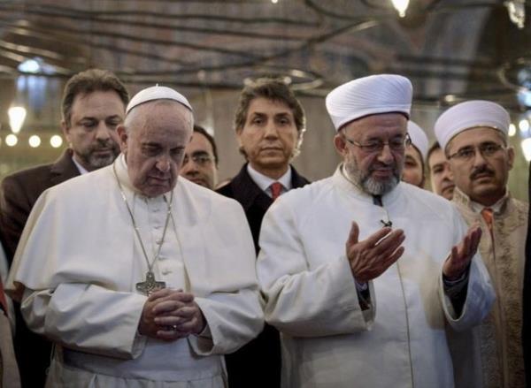Vatikan Devlet Bakan ve Katolik dnyasnn ruhani lideri Papa Franciscus, stanbul'da Sultanahmet Camii?ni ziyaret etti. stanbul Mfts Prof. Dr. Rahmi Yaran (sada) ve Papa Franciscus birlikte dua etti. 29.11.2014