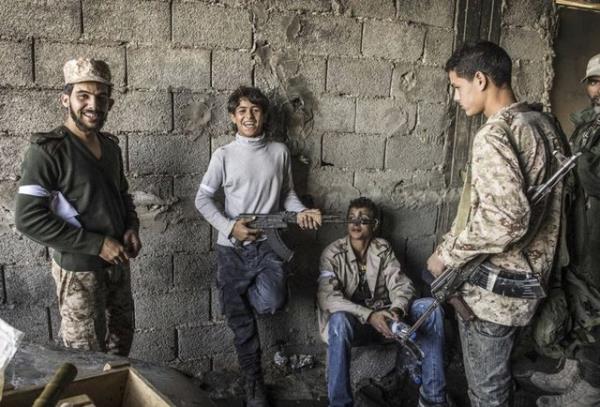 Libya'da, Trablus hkumetine bal Libya afa Kuvvetleri ile Zintan gleri arasnda devam eden atmalarda Libya afa gleriyle birlikte hareket ocuklar, Sutre gerisinde blgenin keskin nianclardan temizlenmesini bekledi. 18.11.2014