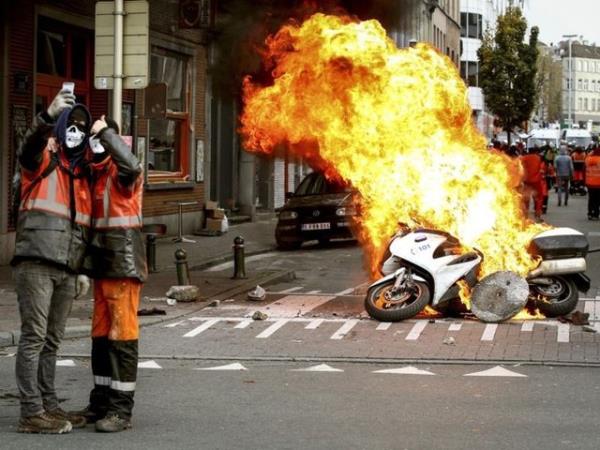 Belika'nn bakenti Brksel'de binlerce kii hkmetin kemer skma politikalarn protesto etti. Gstericiler bir polis motorsikletini yakarak nnde zekim yapt. 6.11.2014