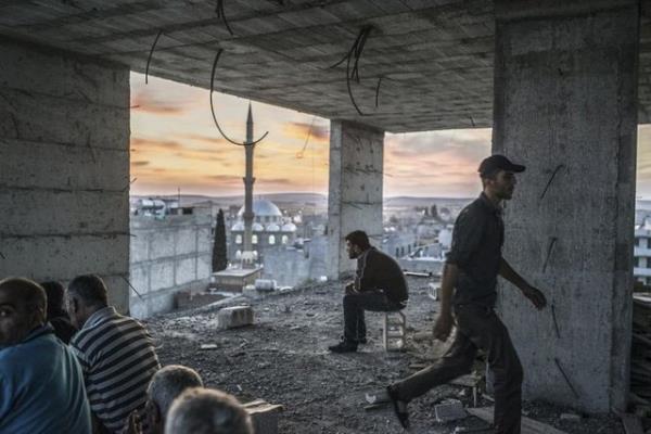 Suriye'nin Halep kentine bal Kobani'de terr rgt ID ile baz Krt gruplar arasnda kan atmalardan kaan Krtler, anlurfa'nn Suru ilesinden Trkiye'ye giri yapt. Suriyeli Krtler, bo inaatlarda hayata tutunmaya alt. 9.10.2014