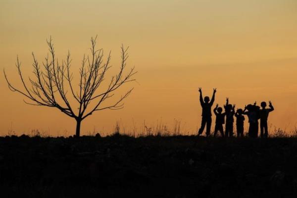 Terr rgt ID ile baz Krt gruplar arasndaki atmalar nedeniyle Kobani'deki (Ayn el Arap) evlerini terk ederek Hatay'n Krkhan ilesine gelen 51'i ocuk 89 Suriyeli, hayata tutunmaya alyor. 25.10.2014