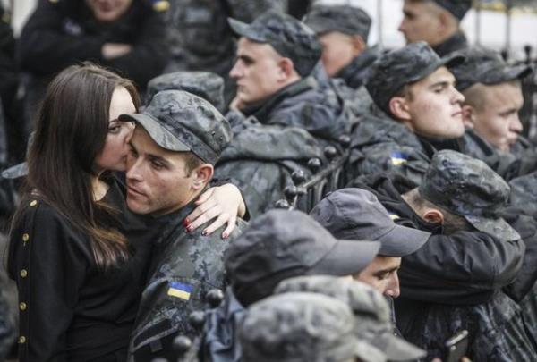 Ukrayna'daki Rus yanls ayrlklara kar mcadele eden Milli Muhafz Birlii, Devlet Bakanl binas nnde eylem yaparak, terhis edilmelerini veya sava blgesinden geri ekilmelerini istedi. Askerlere yaknlar da destek verdi. 13.11.2014