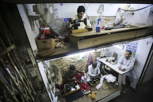 Pakistan'da kimi terziler, ok kk alanlarda alyor. Bakent slamabad'n Aabpara blgesinde bulunan arnn ierisindeki bir pasajda yer alan yaklak 20 kadar terzi, altl stl oluturulan kamara tipi boluklarda ilerini yapyor. 24.10.2014