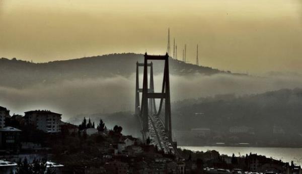 stanbul'da ehrin simgelerinden Boazii Kprs ile birleen sis, gzel manzaralar oluturdu. 10.11.2014