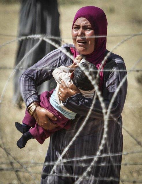 Kobani (Ayn el Arap) blgesinde ID ile baz Krt gruplar arasnda kan atmalar nedeniyle evlerini terk etmek zorunda kalan Suriyeli aileler, anlurfa'nn Suru ilesinden Trkiye'ye giri yapt. 19.9.2014