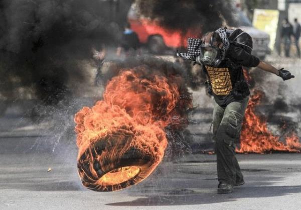 Mescid-i Aksa'ya ynelik ihlalleri protesto etmek amacyla Ramallah ile Kuds arasndaki Kalendiya askeri kontrol noktasna doru yrye geen Filistinli genlere, srail askerleri mdahale etti. Gstericiler, lastik yakarak karlk verdi. 14.11.2014