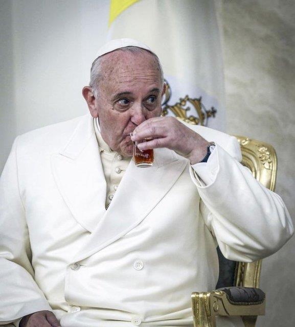 Vatikan Devlet Bakan ve Katolik dnyasnn ruhani lideri Papa Franciscus, Trkiye'ye geliinde Esenboa Havaliman eref Salonu'nda ay iti. 28.11.2014