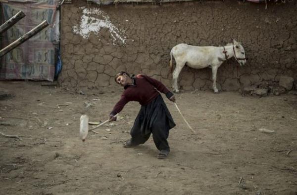 Aileleri Afganistan'daki sava ortamndan kaarak Pakistan'a snan ocuklar, hayatlarn srdrmek iin slamabad'daki mlteci mahellesinde zor artlar altnda yayor. ocuklar elenmek iin ie ve sopalarla oyun oynuyor. 20.11.2014