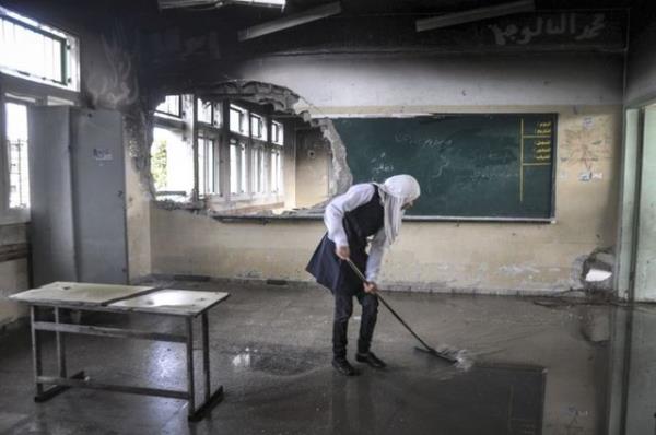 Gazze'de k yamurlaryla birlikte ucaiyye Mahallesindeki Celal Ebu Keri okulu olumsuz etkilendi. Yamurlar nedeniyle snflarda su birikintileri olumas zerine renciler ders yapabilmek iin suyu boaltmaya alt. 3.11.2014