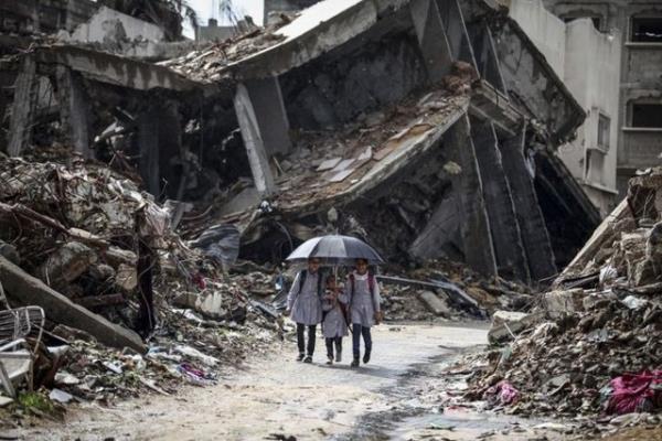 srail saldrlarnda byk lde zarar gren evler, tadilat tamamlanmadan k yamurlarna teslim oldu. Mahalle sakinleri, yamur nedeniyle oluan su birikintileri ve amurlu yollardan geerek gnlk yaamlarn srdrd. 3.11.2014