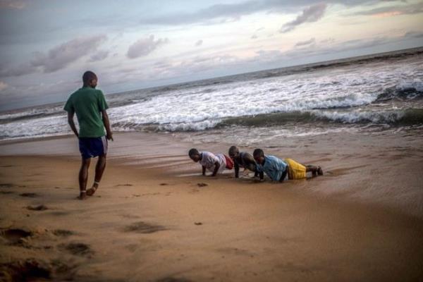 Ebola salgn ile Dnya gndemini sarsan Liberya'nn bakenti Monrovia'da hayat normal aknda devam ediyor. "Golden Beach" sahilinde toplanan bir grup futbol merakls gen, gnbatmnn tadn antrenman yaparak kartt. 20.10.2014