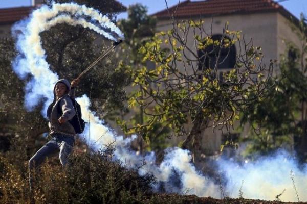 srail'in Mescid-i Aksa'ya ynelik ihlallerini protesto etmek amacyla yry dzenlemek isteyen Filistinli genlere, srail gvenlik gleri gaz ve plastik mermilerle mdahale etti. Genlerin mdahaleye ta atarak karlk verdi. 6.11.2014
