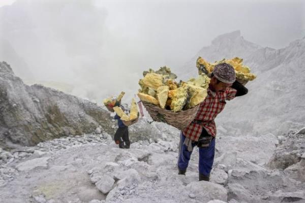 Endonezya'nn Java adasndaki aktif olan Kawah Ijen Volkan'nn eteklerindeki slfr madeninde iiler, gnde 6-7 dolara alyor. 4.10.2014