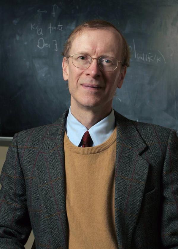 <br><b>Andrew Wiles</b></br>  IQ: 170. Sir Andrew John Wiles, ngiliz matematiki. 10 yandayken yerel halk ktphanesinde bir matematik kitabnda karlat Fermat'n Son Teoremi ok ilgisini ekmiti. Belki de matematiki olmasna yol aan bu problemi zmek iin almaya daha o yllarda balad. 11 Nisan 1953 tarihinde Cambridge - ngiltere'de domutur. 1974 ylnda tamamlad Cambridge niversitesi'ndeki lisans eitiminin ardndan 1979'da yine ayn okulda doktora almasn yapt. Halen ABD'de Princeton niversitesi'nde profesr olarak grev yapmaktadr.