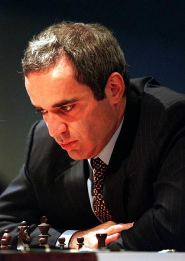 <br><b>Garry Kasparov</b></br>  IQ: 190. Garry Kimovi Kasparov, 1985-2000 yllar aras dnya ampiyonu olan Rus satran ustas. Garry Kasparov, 1963 ylnda Azerbaycan'n bakenti Bak'de dnyaya geldi. Babas soylu bir Yahudi annesi ise Ermeni'ydi. 1985'te Anatoli Karpov'u yenerek dnya ampiyonu unvann kazanm, bu unvan 2000 ylnda yenildii Vladimir Kramnik'e devretmitir. Onun Temmuz 1999'daki FIDE Rating listesinde gerekletirdii 2851 ELO puan imdiye kadar gerekletirilmi en yksek puandr. Pek ok kii kendisini tarihte grlm en gl oyuncu olarak deerlendirmektedir. 10 Mart 2005'de bir daha satran turnuvalarna katlmayacan aklamtr.