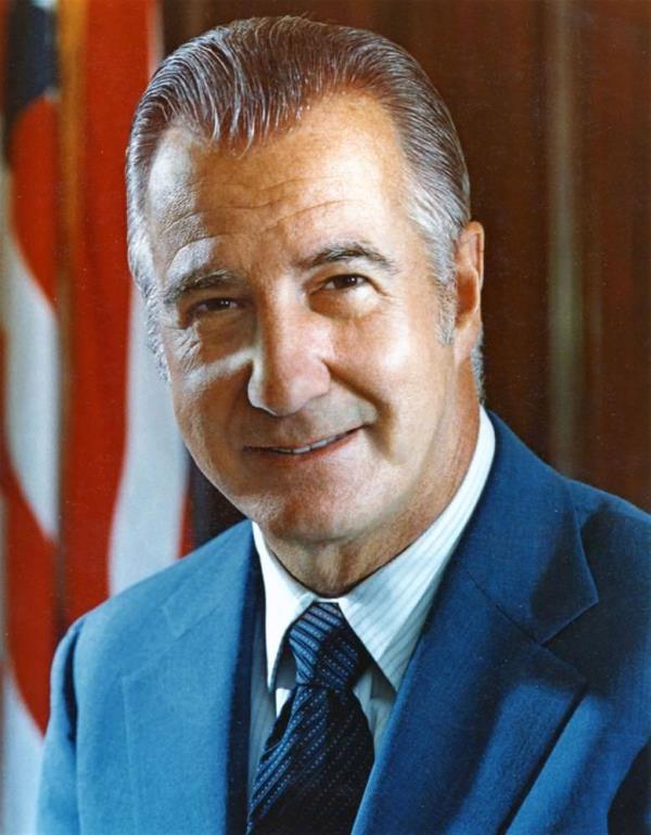 <br><b>Spiro Agnew</b></br>  IQ: 135. Spiro Theodore Agnew, ABD'nin 39. bakan yardmcs. 1968'de ve 1972'de, Richard Nixon'un banda bulunduu Cumhuriyeti Parti listesinden seilmitir. lkesinin tarihinde en yksek ikinci devlet grevinden ekilen ikinci (birincisi 1832'de John C. Calhoun), bask altnda istifa eden ilk kiidir.