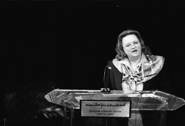 <br><b>Jean Auel</b></br>  IQ: 140. Jean Marie Auel (doum tarihi: 18 ubat 1936, Chicago) yazar. Kitaplarnda tarih ncesi alar anlatmtr, o zamandaki insanlarn yaay biimlerini geleneklerini ve bu geleneklerinin gnmzdeki yansmalarn irdelemitir. Kapsaml almalar dnya apnda arkeologlarn ve antropologlarn saygsn kazand. Kitaplar 20 dile evrildi ve toplam 35 milyondan fazla satt. 5 kitaptan oluan Yeryz ocuklar serisini yazmtr. Dizinin ilk kitabi olan Magara Ays Klan piyasaya kt 1980 ylndan itibaren byk baarlar kazand ve yllarca ok satanlar listelerinde kald.