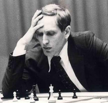 <br><b>Bobby Fischer</b></br>  IQ: 187. Robert James "Bobby" Fischer dnyann en iyi satran ustalarndan saylmaktadr. 1972 - 1975 yllar arasnda, 11. Dnya Satran ampiyonu unvann tamtr. ABD'de doan, vatandalktan karlan ve zlanda'l olarak hayata gzlerini yuman Fischer, ABD'nin yetitirdii "tek" dnya satran ampiyonudur.