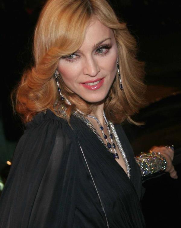 <br><b>Madonna</b></br>  IQ: 140. Madonna Louise Ciccone veya bilinen adyla Madonna. ABD'li arkc, mzisyen, dans, aktris, film yapmcs, yazar ve moda ikonudur. Sanat, ou evrede "Pop Mziin Kraliesi" olarak bilinmektedir. Yksek tempolu sahne performanslar ile nl olan sanat, almalarnda erotik, politik ve dini temalar kullanmasyla da tannr.