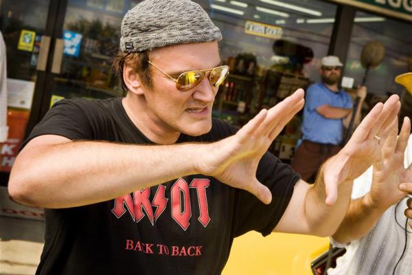<br><b>Quentin Tarantino</b></br>  IQ: 160. Quentin Jerome Tarantino ABD'li film ynetmeni, aktr ve oscar dll senarist. 1990'larn banda dorusal olmayan yk akn, diyaloglar ve kanl iddet sahnelerini cesurca kullanmasyla ksa srede nlenen Tarantino, bilinen Amerikan film klielerine yeni bir soluk getirmitir. 1990'lardaki bamsz sinema kuann gen ynetmenleri arasnda en tannm olandr. Tarantino hem popler hem de art-house sinemas hakknda ansiklopedik bilgiye sahip, az ok laf yapan ve son moda konular takip eden bir hipster olarak tannr.