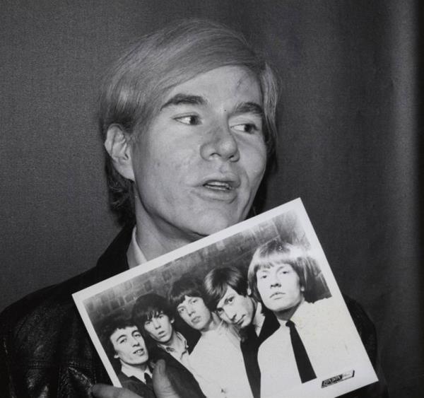 <br><b>Andy Warhol</b></br>  IQ: 86. Andy Warhol ABD'li ressam, film yapmcs ve yaync. Pop Art akmnn en nemli temsilcilerinden kabul edilir. Seri retimin, seri retim nesnelerinin ska kullanld bir sanat trn kullanr. Sanat, resimlerini afi teknii ile oaltmtr. Bu radikallik aslnda bir tepkidir ve an toplumsal olaylaryla bir btnlk iindedir.