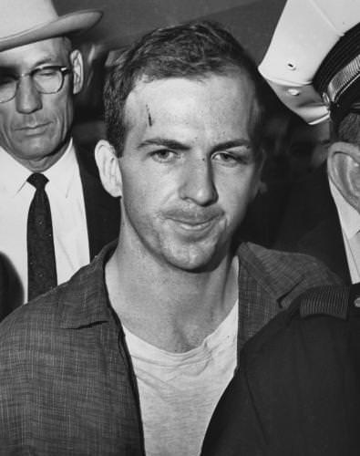 <br><b>Lee Harvey Oswald</b></br>  IQ: 118. John F. Kennedy'ye suikast dzenledii iddia edilen kiidir. New Orleans (ABD) doumlu olup 1956-1959 yllar arasnda deniz piyadesi olarak grev yapm ve bu srada Rusa eitimi almtr. ABD bakan John F. Kennedy'ye suikast dzenledii iddia edilerek tutuklanan Oswald 24 Kasm 1963 gn olaydan iki gn sonra Dallas Emniyet Mdrl binas knda Jack Ruby tarafndan ldrlmtr.