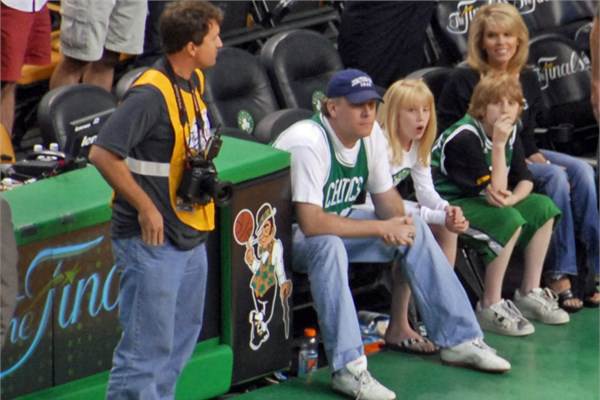 Bir basketbol manda en n srada oturup, favori takmnz desteklemek.