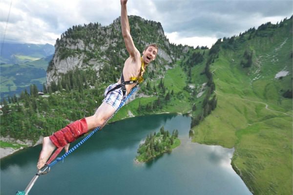 Bungee-Jumping deneyimi yaamak.