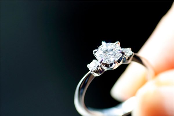 Birisi iin olduka abartl ve deerli bir ey satn almak