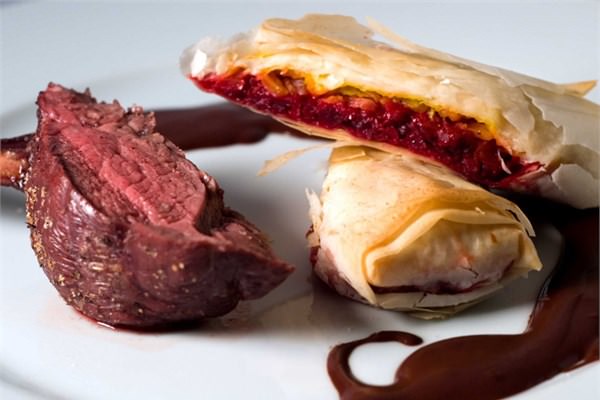  Michelin yldzl bir lokantada yemek keyfi yapmak.