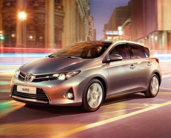 <br><b>Toyota </b></br>  Japon retici, kompakt hatcback modeli Auris'de 4 bin TL'ye, Auris Touring Sports'ta 5 bin 500 TL'ye varan indirimlere ek olarak 0 faiz ile kredi seenekleri ile sizi bekliyor.   Yaris Hybrid'de lansmana zel 5 bin TL'lik zel indirim devam ederken Verso'da 5 bin 50 TL'ye, Avensis'te 5 bin TL'ye varan, RAV4 2.0 benzinli ve dizel modellerinde de 7 bin 500 TL'lik indirimler yer alyor.   <p>Yeni bir Toyota sahibi olmak isteyenler iin avantajlar getiren kampanya da ayn zamanda yzde 0.97'den balayan faiz oranlar ve her bteye uygun 48 aya varan vade seenekleri de sunuluyor. Aralk ay kampanyas ile Toyota sahibi olanlar, demelerine isterlerse 2015 ylnn Temmuz aynda balayabiliyorlar.</p>