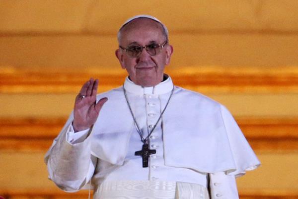 <br><b>9. Papa Francis</b></br>  Vatikan'da ger�ekle�tirdi�i reformlar, ortado�u bar��� i�in harcad��� �aba ve di�er global konularda g�sterdi�i duyarl�l�kla 2013 TIME y�l�n ki�isi se�ilen Papa Francis, bu y�l yeniden aday oldu.