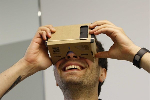<br><b>Google Cardboard</b></br>  Google da yine bu rnyle grsel gereklik kavramn bir adm teye tamann ilk admn att.