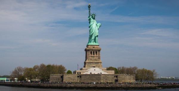 Heykelin kendi boyu,tepeden mealeye kadar 46 metredir. Bu, 22 katl bir binann uzunluuna denktir. Yapld tarihte Paris'te, ald tarihte de New York'taki en yksek yap oydu. Kaidesini de dahil edersek uzunluu tam 93 metreye kar. (Burnunun uzunluu 1.48 cm'dir.)Toplam arl ise 204 tonu bulmaktadr.