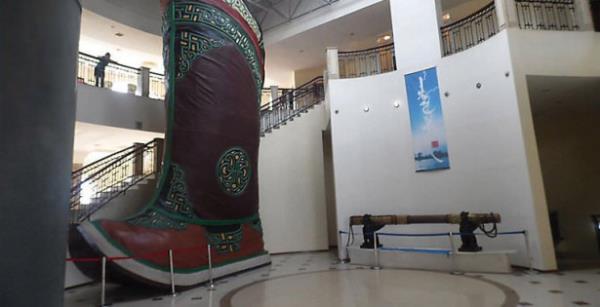 Altn Kam'nn kaidesindeki dev Mool izmesi de Guiness Rekorlar Kitab'nda yer alyor.