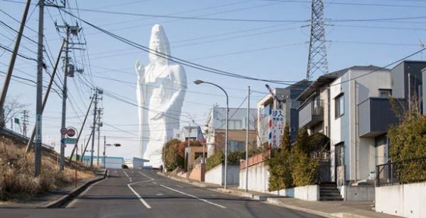 1991 ylnda alan heykelin bir avucunda mcevher, dier avucunda su bulunuyor.