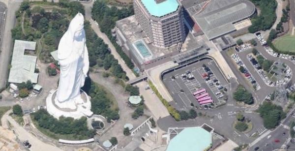 Ayrca heykelin altnda bulunan 33 kk heykel daha vardr. Bu heykeller, in astrolojisinin 12 sembol bulunur. Ayrca insanlarn kt ve iyi ynleri sembolize edilir.