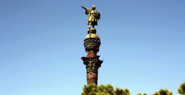 Heykelin bu blgeye yaplmasnn sebebi, Columbus'un America'y kefinden sonra spanya'ya ilk ayak bast yer olmas.