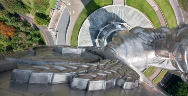 Heykelin elinde tuttuu kl 9 ton arlnda ve 14 m. uzunluundadr.