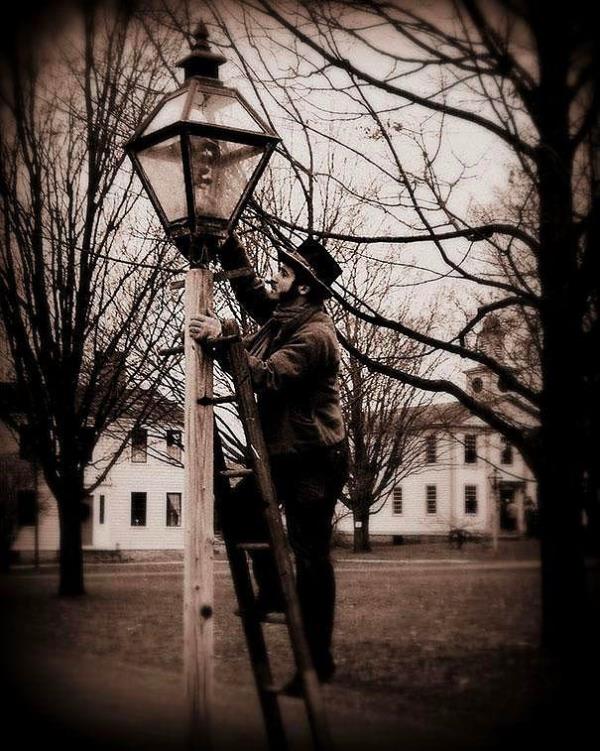 Elektrik icat edilmeden nce sadece belli bal yerlerde bulunan gaz lambalarn yakan kimselerdi.