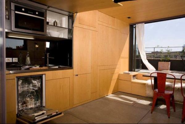 Satn alp dekore ettii sadece 23 metrekarelik at katnda yayor kendisi.