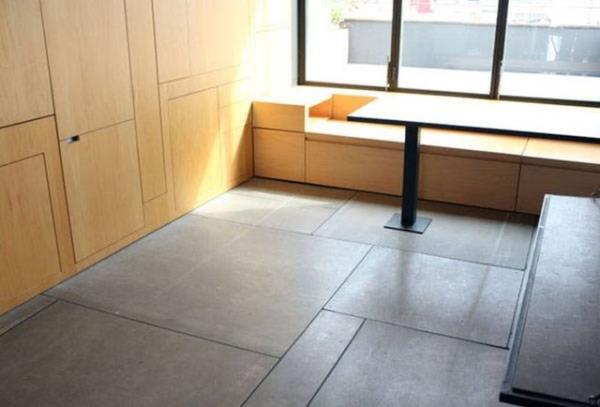 Tek bir tarafa yerletirdii katlanp alabilen dolaplar ile her eyi evine sdrmay baarm.