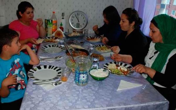 Oruluyken karacier normal zamanda yapmay brakt veya azaltt baz faydal metabolik aktiviteleri tekrar yapmaya balar. Bunlardan birka dier maddelerden glikoz oluturmak (glukoneogenez), karacierde depolanm bekleyen glikoz depolarn kullanma sunmak (glikojenoliziz) ve ya depolarnn yklarak kullanmn hzlandrmaktr