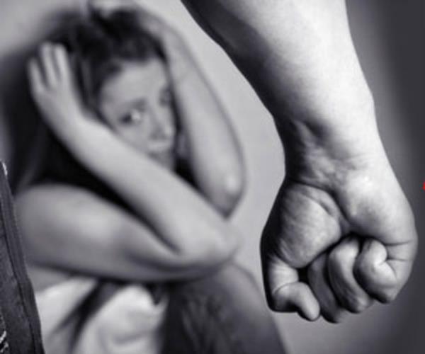 <p><b>DDETE MARUZ KALAN KADININ TEPKLER </b></p>  -lk dnemde donup kalma