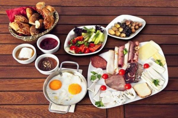 (rnein hazr et ve tavuk suyu tabletleri gibi), st, her trl sakatat, salam, sosis, pastrma, sucuk, karides veya midye gibi baz deniz rnleri yer alyor.